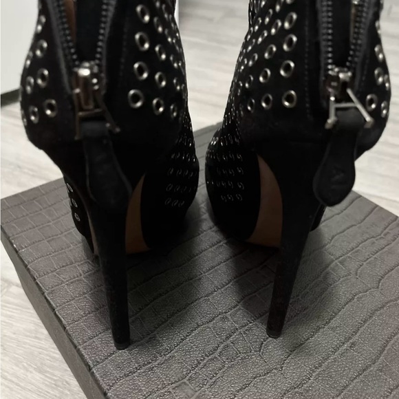 Alaia ankle booties